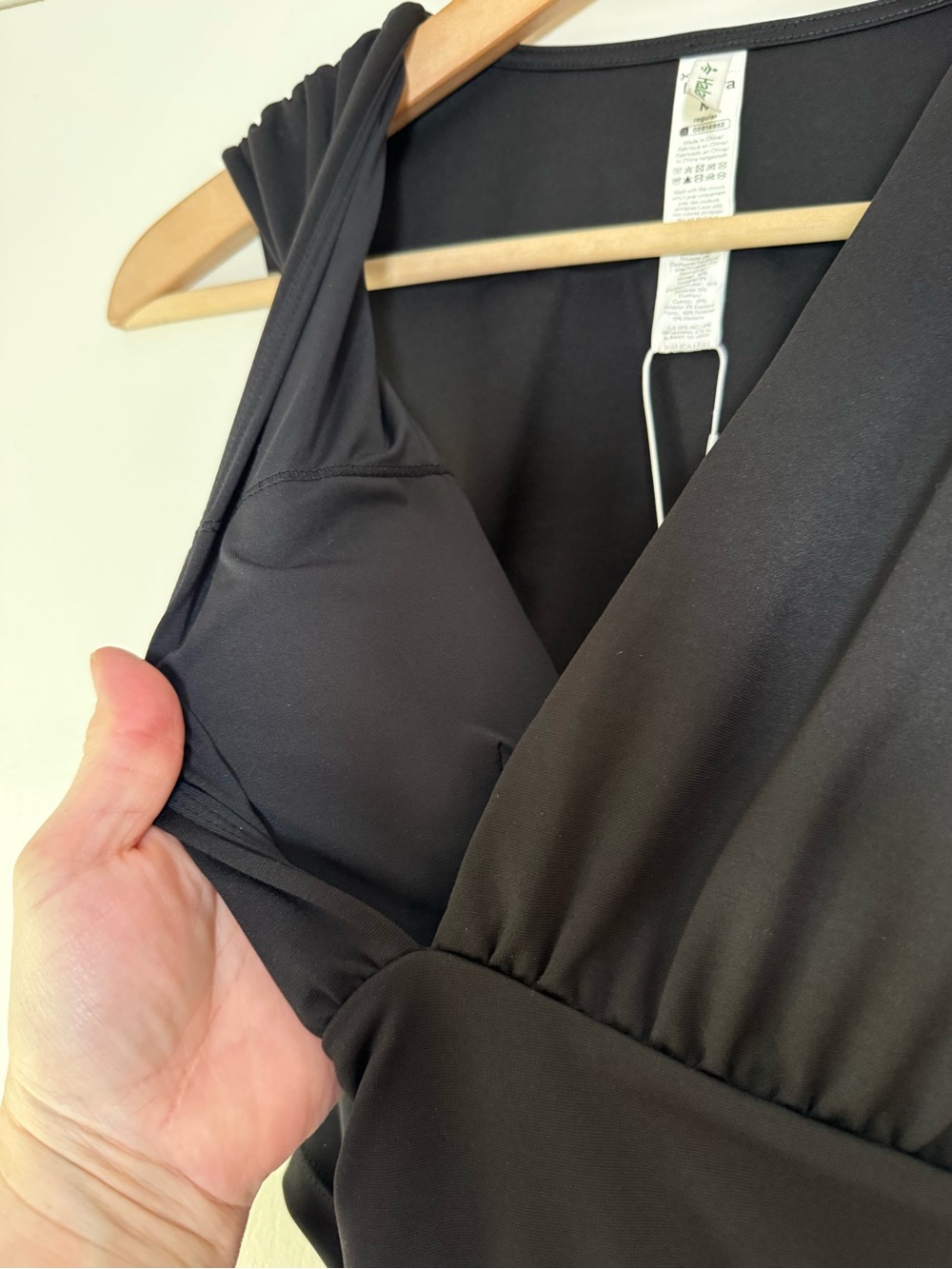 🆕 Halara V-Neck Sleeveless Ruched Pocket Jumpsuit Easy Peezy Black Chic Sporty - Picture 16 of 16